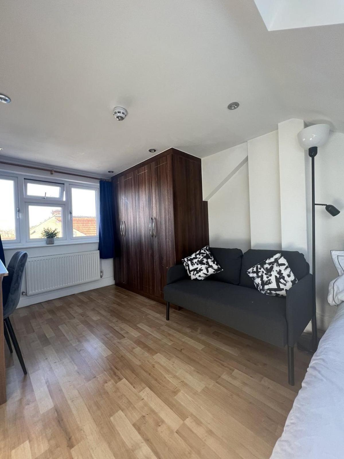 4 Wharncliffe Drive Hotel Hanwell Room photo